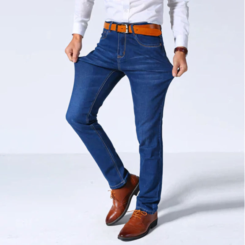 Calça jeans masculina com modelagem reta, tecido elástico e cores versáteis. Confortável, elegante e ideal para o dia a dia. Acompanha cinto ajustável como brinde exclusivo.