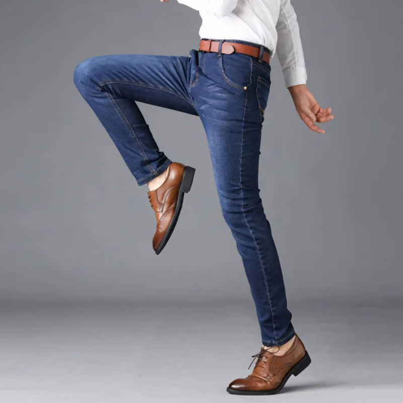 Calça jeans masculina com modelagem reta, tecido elástico e cores versáteis. Confortável, elegante e ideal para o dia a dia. Acompanha cinto ajustável como brinde exclusivo.