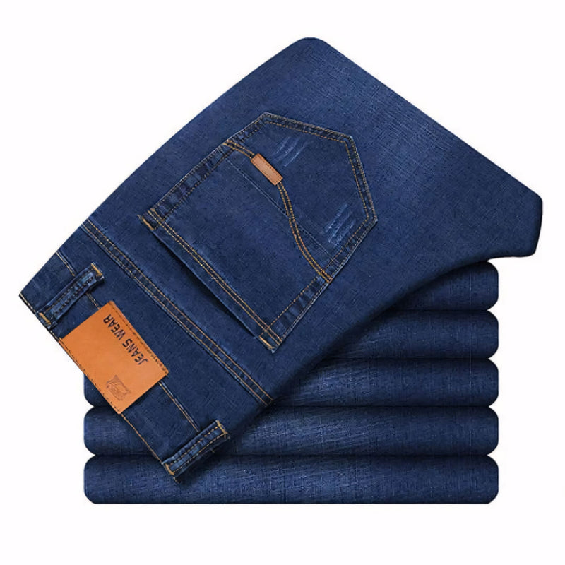 Calça jeans masculina com modelagem reta, tecido elástico e cores versáteis. Confortável, elegante e ideal para o dia a dia. Acompanha cinto ajustável como brinde exclusivo.