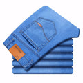 Calça jeans masculina com modelagem reta, tecido elástico e cores versáteis. Confortável, elegante e ideal para o dia a dia. Acompanha cinto ajustável como brinde exclusivo.