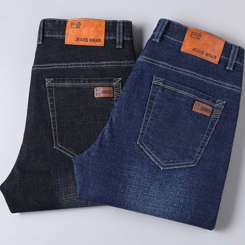 Calça jeans masculina com modelagem reta, tecido elástico e cores versáteis. Confortável, elegante e ideal para o dia a dia. Acompanha cinto ajustável como brinde exclusivo.