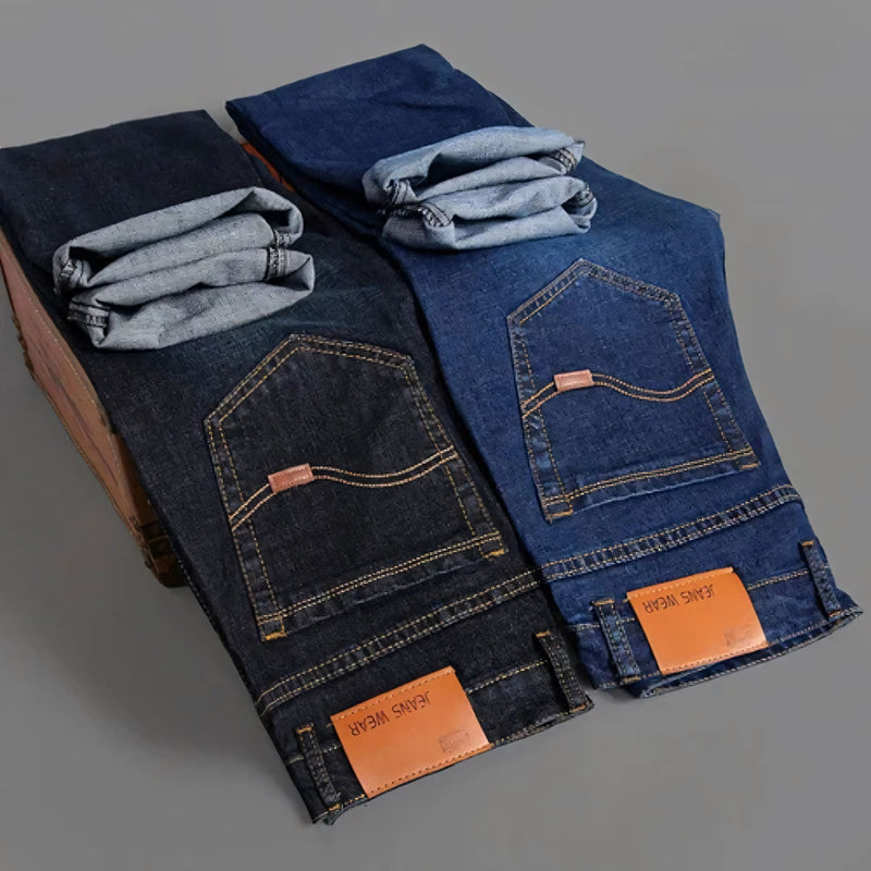Calça jeans masculina com modelagem reta, tecido elástico e cores versáteis. Confortável, elegante e ideal para o dia a dia. Acompanha cinto ajustável como brinde exclusivo.
