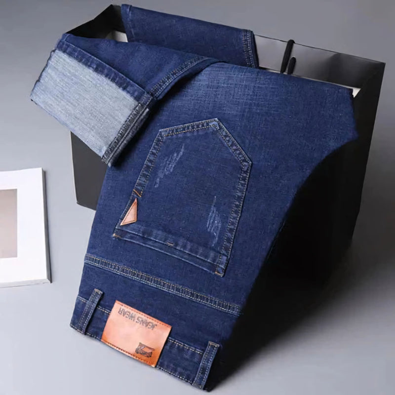 Calça jeans masculina com modelagem reta, tecido elástico e cores versáteis. Confortável, elegante e ideal para o dia a dia. Acompanha cinto ajustável como brinde exclusivo.