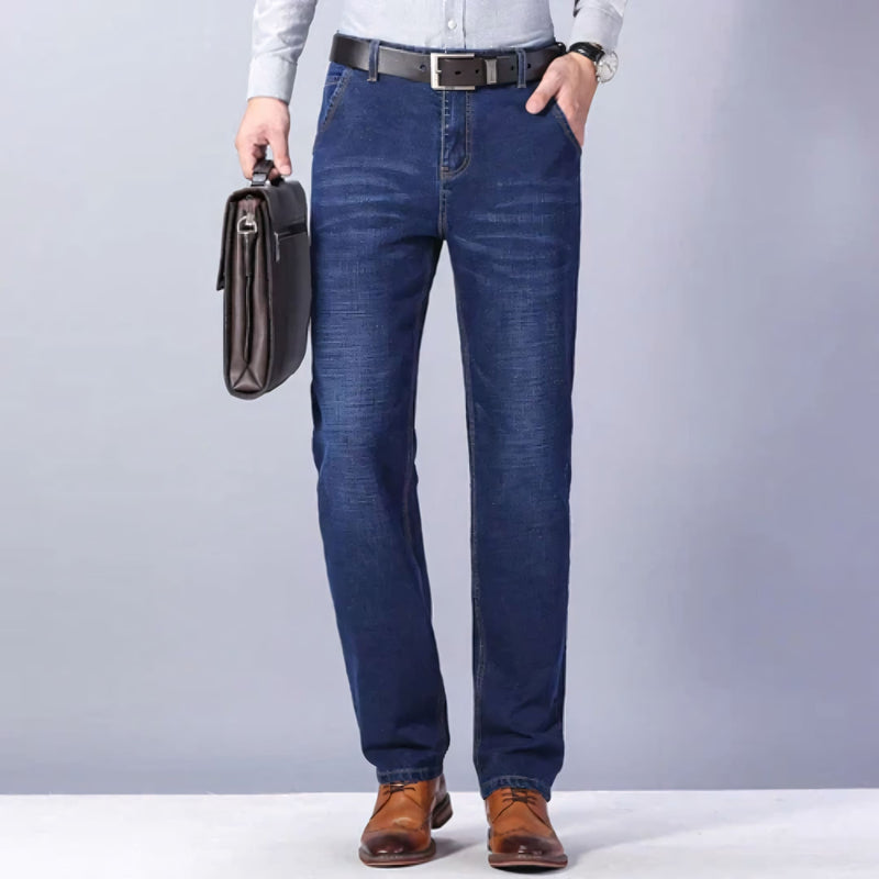 Calça jeans masculina com modelagem reta, tecido elástico e cores versáteis. Confortável, elegante e ideal para o dia a dia. Acompanha cinto ajustável como brinde exclusivo.