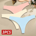 Mulher usando calcinha tanga sem costura cor preta, com recorte anatômico que não marca sob roupas, ideal para looks justos e tecidos finos, oferecendo conforto e leveza no dia a dia.