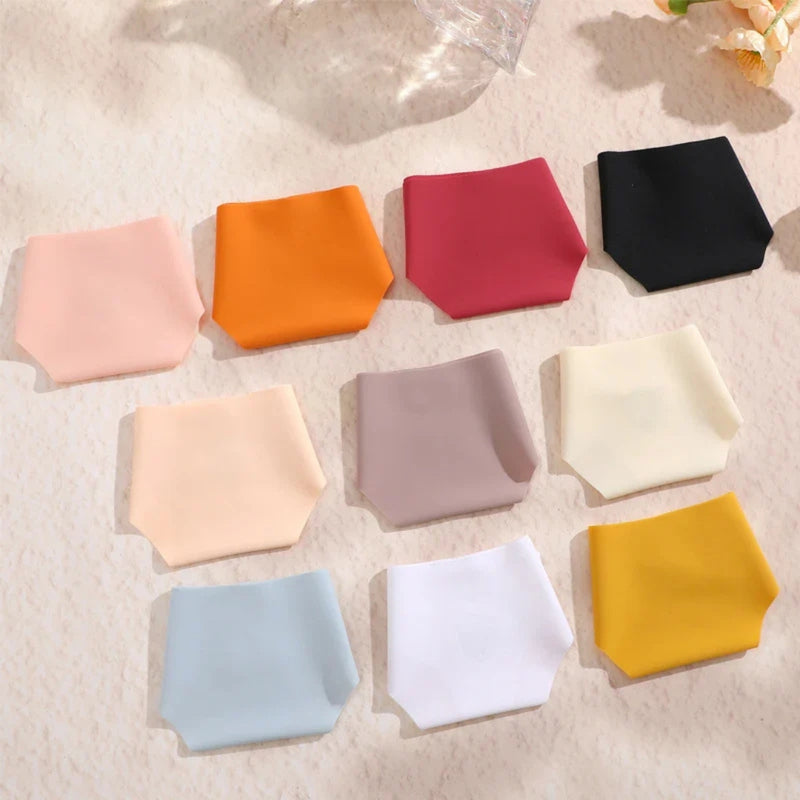 Mulher usando calcinha tanga sem costura cor preta, com recorte anatômico que não marca sob roupas, ideal para looks justos e tecidos finos, oferecendo conforto e leveza no dia a dia.