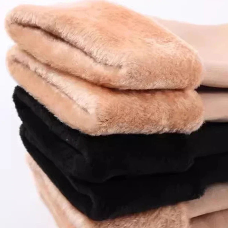 Par de meias térmicas com forro interno felpado e design anatômico, ideais para proteger os pés do frio no inverno, com isolamento térmico e conforto o dia todo.