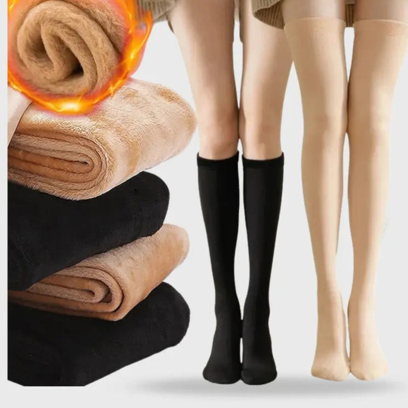 Par de meias térmicas com forro interno felpado e design anatômico, ideais para proteger os pés do frio no inverno, com isolamento térmico e conforto o dia todo.