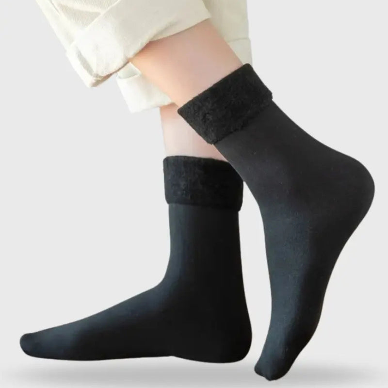 Par de meias térmicas com forro interno felpado e design anatômico, ideais para proteger os pés do frio no inverno, com isolamento térmico e conforto o dia todo.