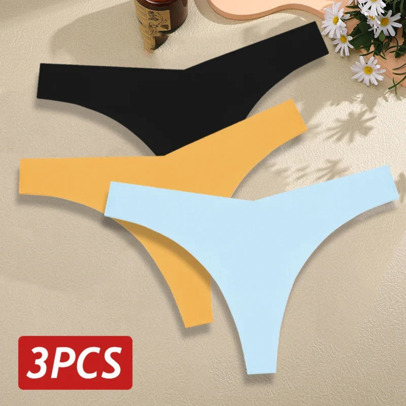 Mulher usando calcinha tanga sem costura cor preta, com recorte anatômico que não marca sob roupas, ideal para looks justos e tecidos finos, oferecendo conforto e leveza no dia a dia.