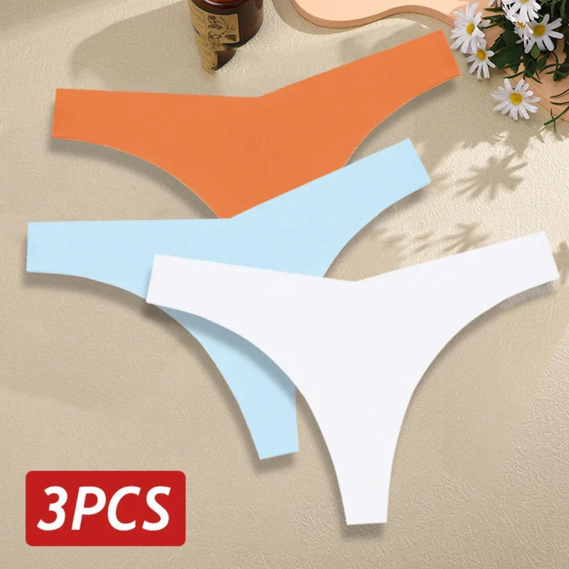 Mulher usando calcinha tanga sem costura cor preta, com recorte anatômico que não marca sob roupas, ideal para looks justos e tecidos finos, oferecendo conforto e leveza no dia a dia.