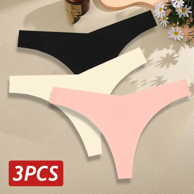 Mulher usando calcinha tanga sem costura cor preta, com recorte anatômico que não marca sob roupas, ideal para looks justos e tecidos finos, oferecendo conforto e leveza no dia a dia.