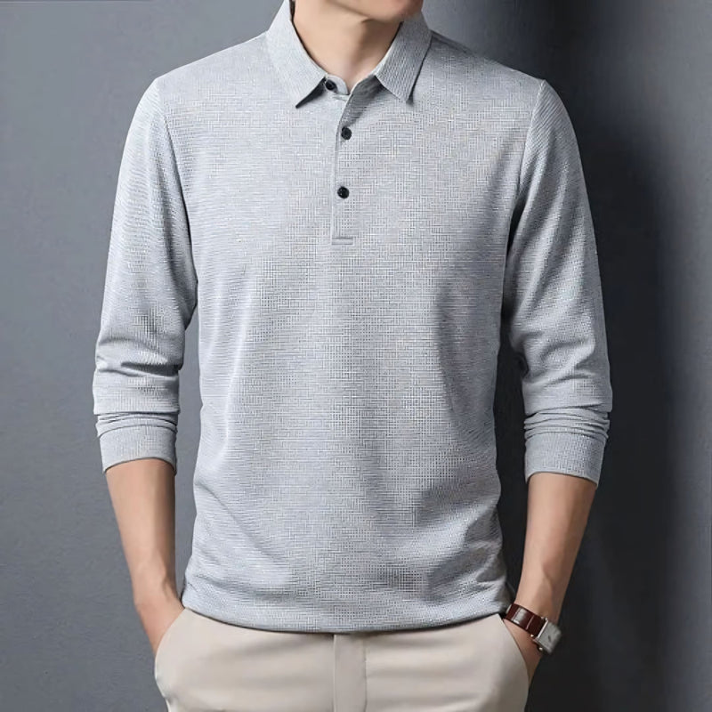 Camisa polo masculina manga longa com tecido leve, toque frio e acabamento refinado. Ideal para compor looks casuais ou formais, disponível em cores sóbrias como preto, azul, cinza e gelo.