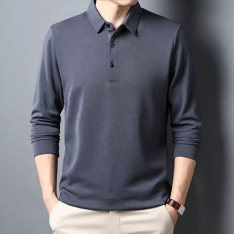 Camisa polo masculina manga longa com tecido leve, toque frio e acabamento refinado. Ideal para compor looks casuais ou formais, disponível em cores sóbrias como preto, azul, cinza e gelo.