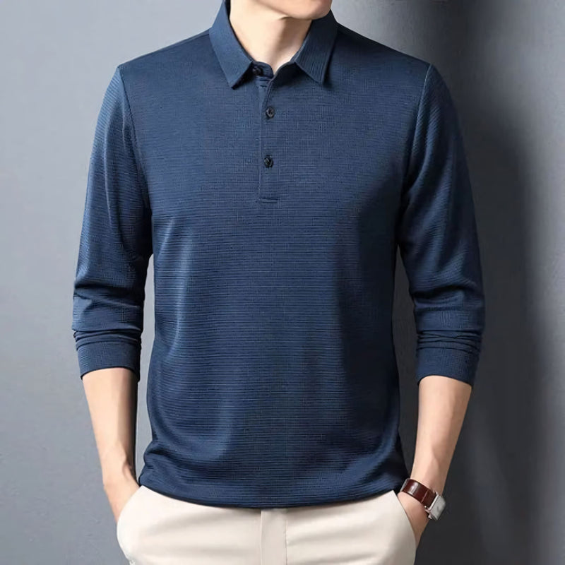 Camisa polo masculina manga longa com tecido leve, toque frio e acabamento refinado. Ideal para compor looks casuais ou formais, disponível em cores sóbrias como preto, azul, cinza e gelo.
