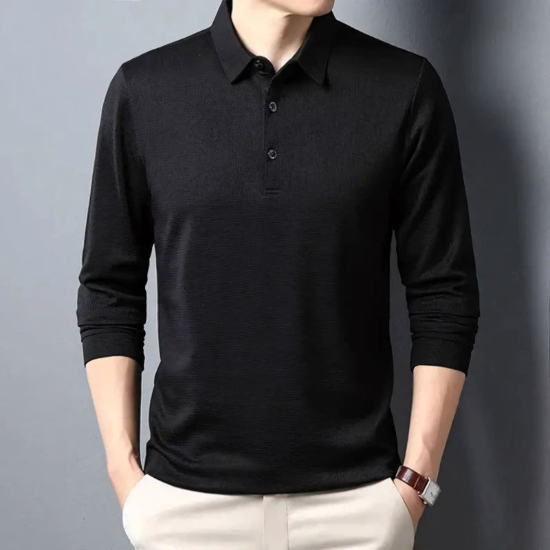 Camisa polo masculina manga longa com tecido leve, toque frio e acabamento refinado. Ideal para compor looks casuais ou formais, disponível em cores sóbrias como preto, azul, cinza e gelo.