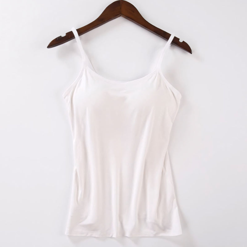 Mulher usando camiseta com bojo embutido e alças finas. O tecido ajusta-se ao corpo com leveza e conforto, valorizando as curvas com suporte discreto e sem sutiã.