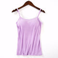 Mulher usando camiseta com bojo embutido e alças finas. O tecido ajusta-se ao corpo com leveza e conforto, valorizando as curvas com suporte discreto e sem sutiã.