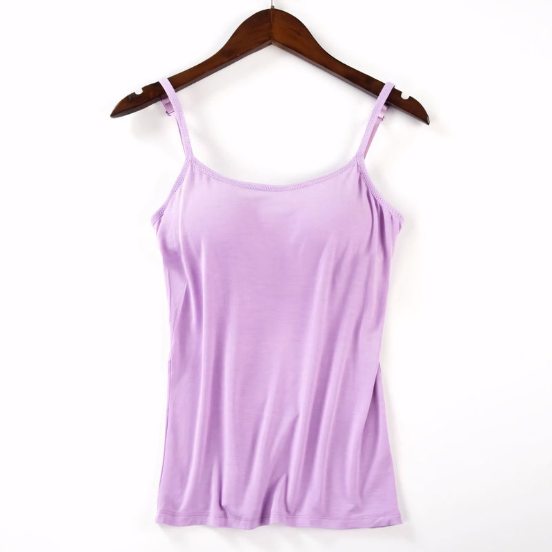 Mulher usando camiseta com bojo embutido e alças finas. O tecido ajusta-se ao corpo com leveza e conforto, valorizando as curvas com suporte discreto e sem sutiã.