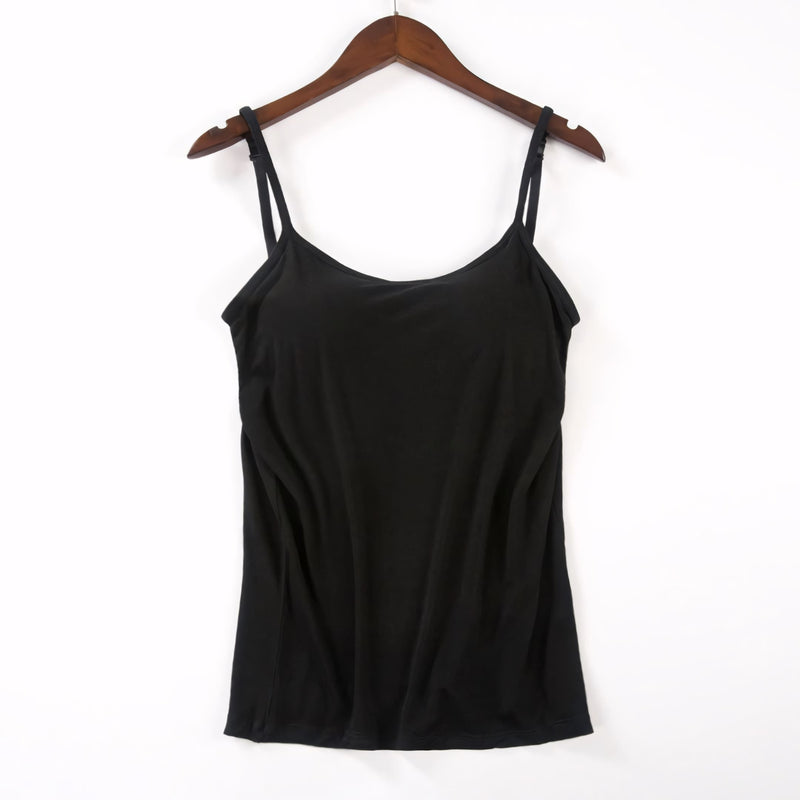 Mulher usando camiseta com bojo embutido e alças finas. O tecido ajusta-se ao corpo com leveza e conforto, valorizando as curvas com suporte discreto e sem sutiã.