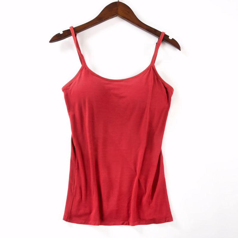 Mulher usando camiseta com bojo embutido e alças finas. O tecido ajusta-se ao corpo com leveza e conforto, valorizando as curvas com suporte discreto e sem sutiã.