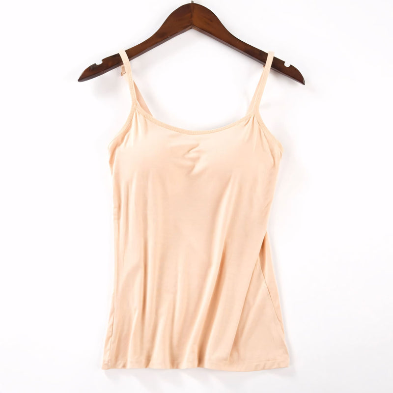 Mulher usando camiseta com bojo embutido e alças finas. O tecido ajusta-se ao corpo com leveza e conforto, valorizando as curvas com suporte discreto e sem sutiã.