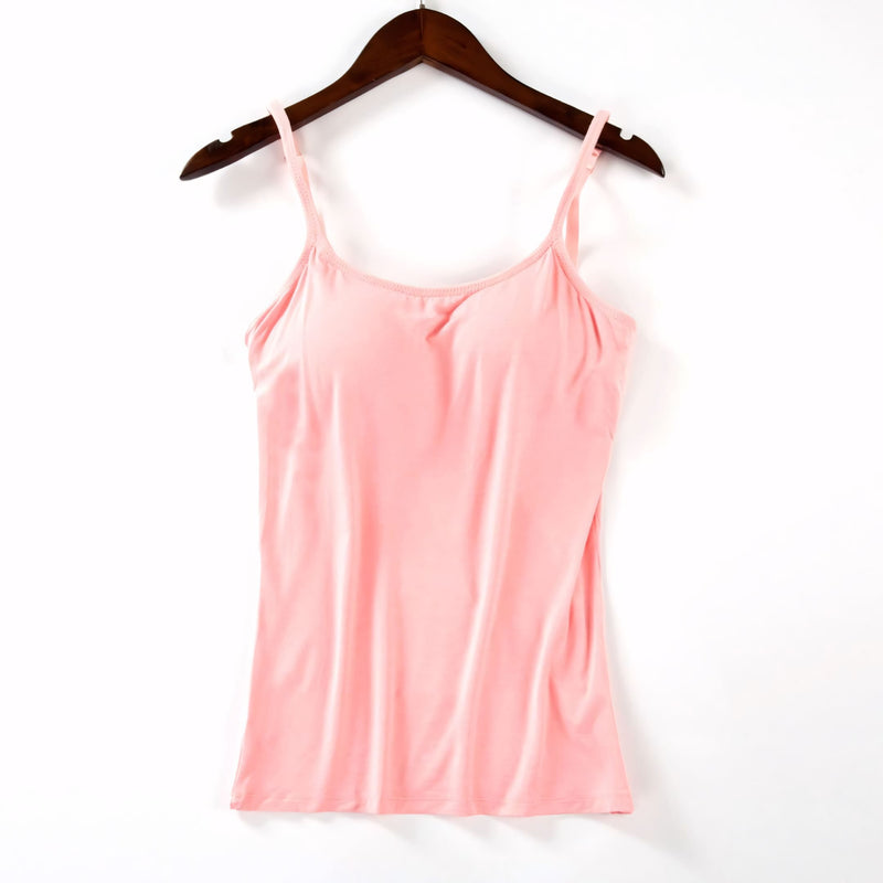 Mulher usando camiseta com bojo embutido e alças finas. O tecido ajusta-se ao corpo com leveza e conforto, valorizando as curvas com suporte discreto e sem sutiã.