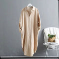 Modelo veste o Chemise Natural Serena em tom claro, com caimento leve, manga longa dobrada e visual minimalista. Ideal para looks casuais, de verão ou urbanos, com toque suave do linho e conforto respirável.