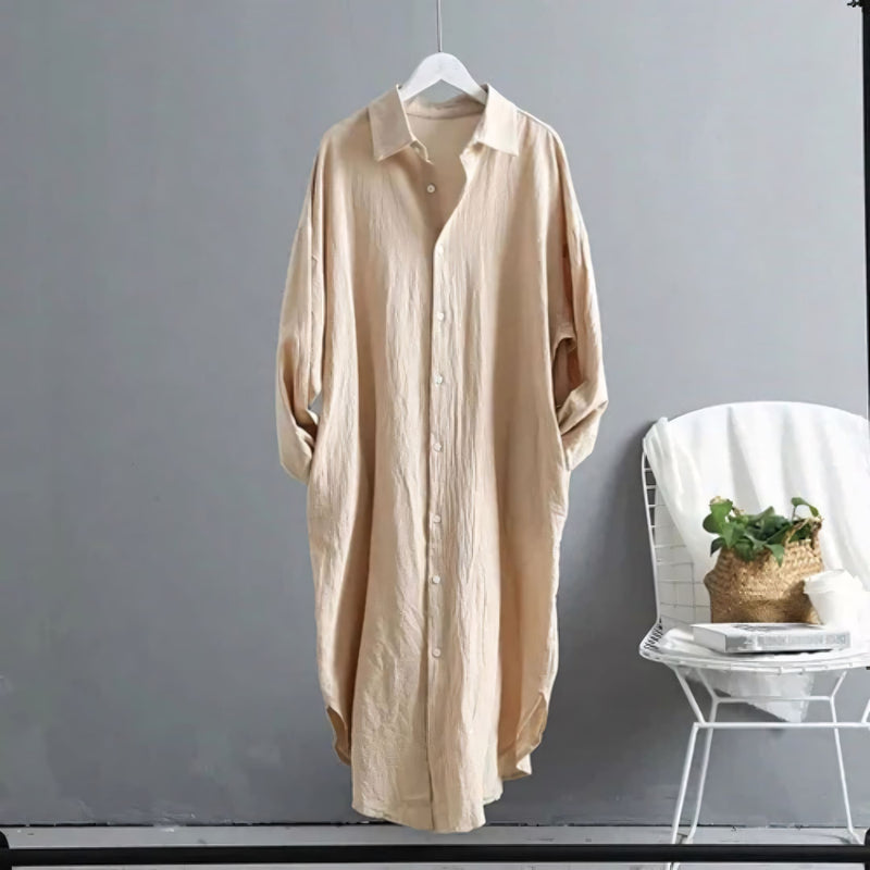 Modelo veste o Chemise Natural Serena em tom claro, com caimento leve, manga longa dobrada e visual minimalista. Ideal para looks casuais, de verão ou urbanos, com toque suave do linho e conforto respirável.