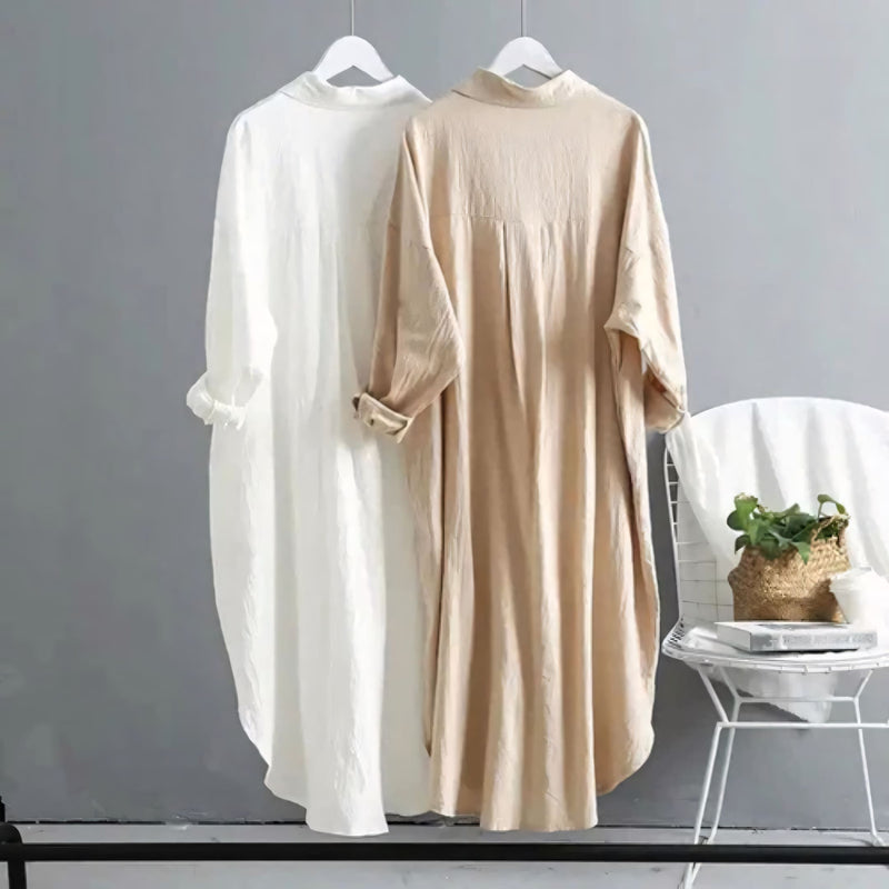 Modelo veste o Chemise Natural Serena em tom claro, com caimento leve, manga longa dobrada e visual minimalista. Ideal para looks casuais, de verão ou urbanos, com toque suave do linho e conforto respirável.