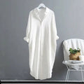 Modelo veste o Chemise Natural Serena em tom claro, com caimento leve, manga longa dobrada e visual minimalista. Ideal para looks casuais, de verão ou urbanos, com toque suave do linho e conforto respirável.