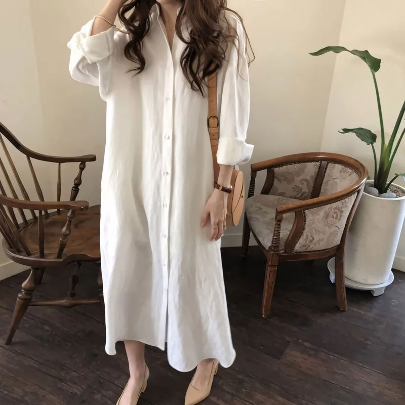 Modelo veste o Chemise Natural Serena em tom claro, com caimento leve, manga longa dobrada e visual minimalista. Ideal para looks casuais, de verão ou urbanos, com toque suave do linho e conforto respirável.