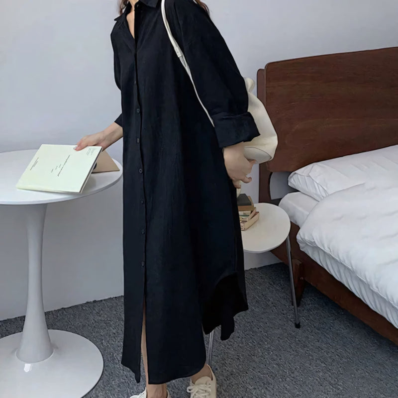 Modelo veste o Chemise Natural Serena em tom claro, com caimento leve, manga longa dobrada e visual minimalista. Ideal para looks casuais, de verão ou urbanos, com toque suave do linho e conforto respirável.