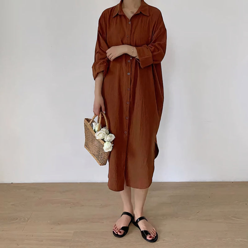 Modelo veste o Chemise Natural Serena em tom claro, com caimento leve, manga longa dobrada e visual minimalista. Ideal para looks casuais, de verão ou urbanos, com toque suave do linho e conforto respirável.