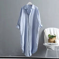 Modelo veste o Chemise Natural Serena em tom claro, com caimento leve, manga longa dobrada e visual minimalista. Ideal para looks casuais, de verão ou urbanos, com toque suave do linho e conforto respirável.