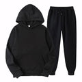 Conjunto de moletom unissex com capuz ajustável e calça jogger, disponível em preto e bege. Ideal para o frio, com tecido confortável e caimento moderno para homens e mulheres.