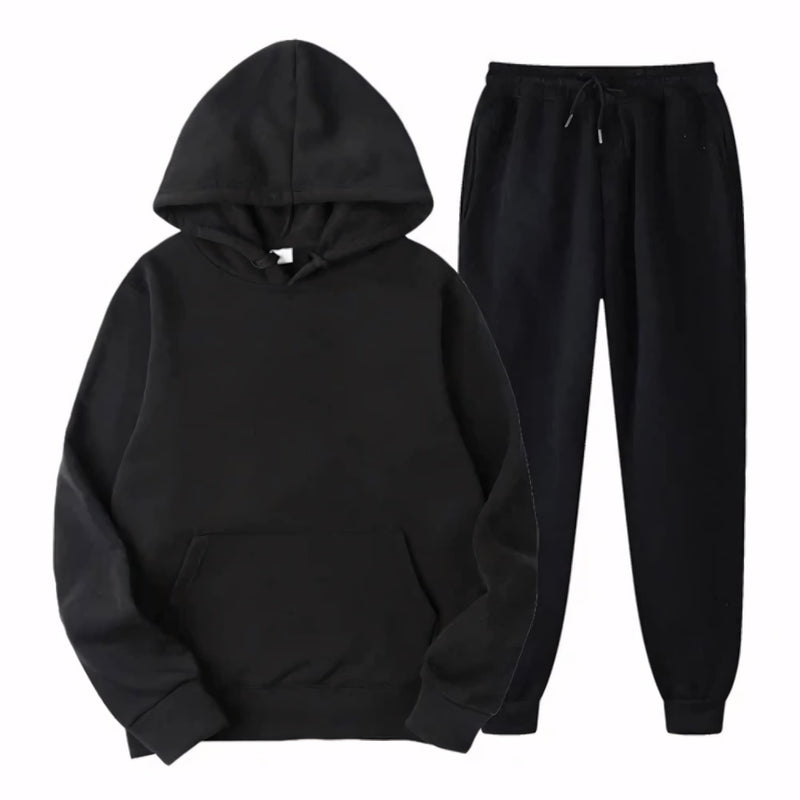 Conjunto de moletom unissex com capuz ajustável e calça jogger, disponível em preto e bege. Ideal para o frio, com tecido confortável e caimento moderno para homens e mulheres.