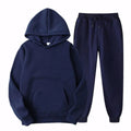 Conjunto de moletom unissex com capuz ajustável e calça jogger, disponível em preto e bege. Ideal para o frio, com tecido confortável e caimento moderno para homens e mulheres.