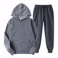 Conjunto de moletom unissex com capuz ajustável e calça jogger, disponível em preto e bege. Ideal para o frio, com tecido confortável e caimento moderno para homens e mulheres.