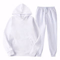 Conjunto de moletom unissex com capuz ajustável e calça jogger, disponível em preto e bege. Ideal para o frio, com tecido confortável e caimento moderno para homens e mulheres.