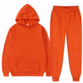Conjunto de moletom unissex com capuz ajustável e calça jogger, disponível em preto e bege. Ideal para o frio, com tecido confortável e caimento moderno para homens e mulheres.