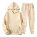 Conjunto de moletom unissex com capuz ajustável e calça jogger, disponível em preto e bege. Ideal para o frio, com tecido confortável e caimento moderno para homens e mulheres.