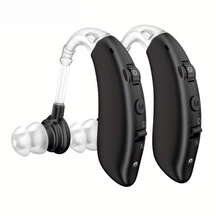 Par de aparelhos amplificadores auditivos recarregáveis em cor dourada, com ajuste de volume, design discreto e conforto anatômico. Ideal para melhorar a audição no dia a dia com leveza e tecnologia de alta fidelidade sonora.
