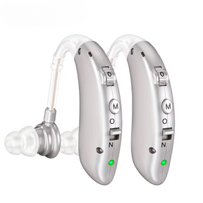 Par de aparelhos amplificadores auditivos recarregáveis em cor dourada, com ajuste de volume, design discreto e conforto anatômico. Ideal para melhorar a audição no dia a dia com leveza e tecnologia de alta fidelidade sonora.