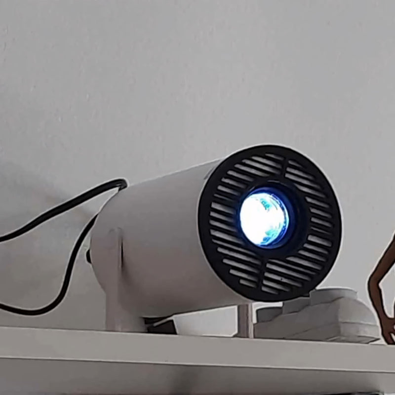 Filtro anti poeira preto encaixado no projetor HY300. Produzido em PLA por impressão 3D, protege a lente frontal e mantém a nitidez da imagem com durabilidade e estilo.