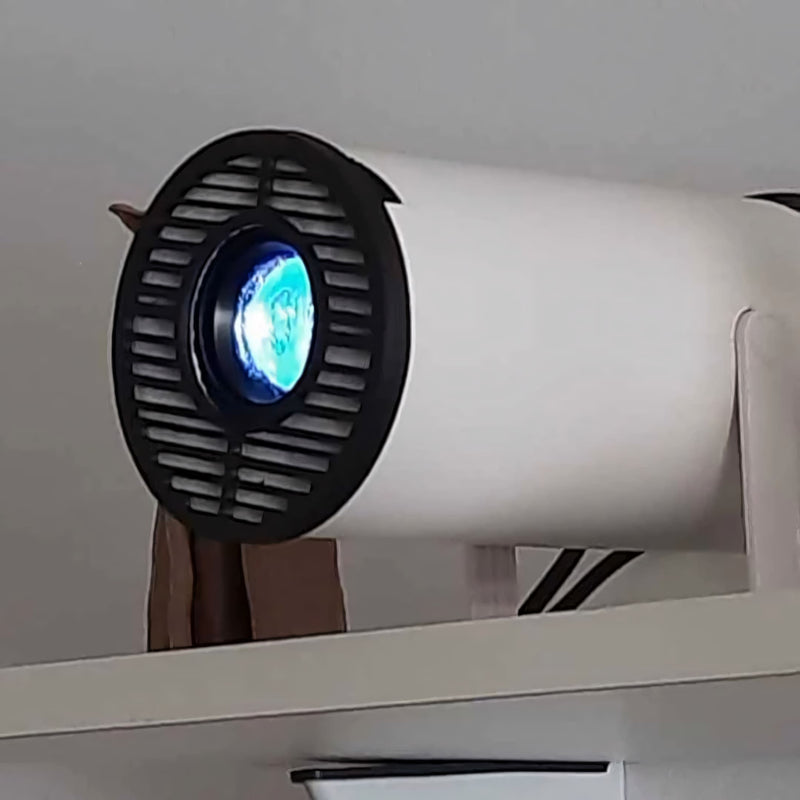 Filtro anti poeira preto encaixado no projetor HY300. Produzido em PLA por impressão 3D, protege a lente frontal e mantém a nitidez da imagem com durabilidade e estilo.