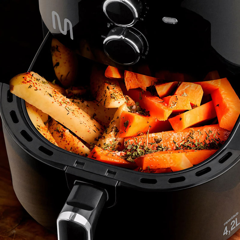 Air Fryer Multi 4,2L preta com controle de temperatura e timer sonoro. Frite e asse sem óleo, garantindo refeições crocantes e saudáveis.
