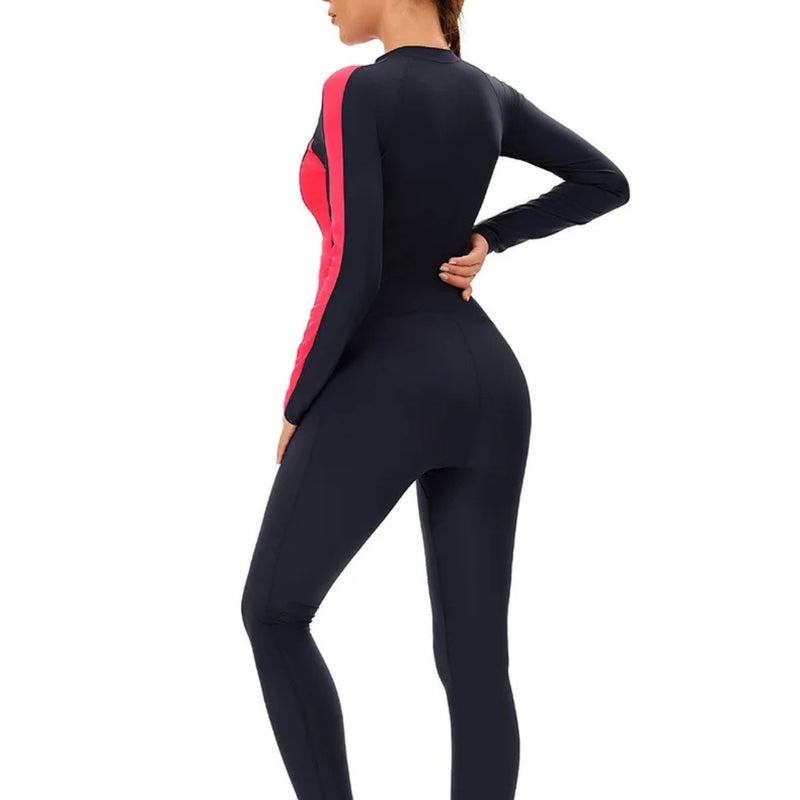 Modelo usando maiô esportivo feminino de corpo inteiro com zíper frontal e recortes rosa neon. Ideal para esportes aquáticos, com proteção UV e ajuste anatômico confortável.

