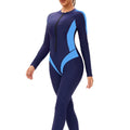 Modelo usando maiô esportivo feminino de corpo inteiro com zíper frontal e recortes rosa neon. Ideal para esportes aquáticos, com proteção UV e ajuste anatômico confortável.

