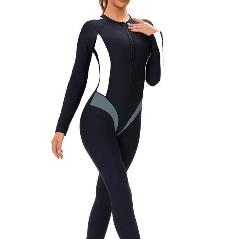 Modelo usando maiô esportivo feminino de corpo inteiro com zíper frontal e recortes rosa neon. Ideal para esportes aquáticos, com proteção UV e ajuste anatômico confortável.

